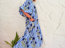 Lade das Bild in den Galerie-Viewer, SAINT-TROPEZ – BLAUES GESTREIFTES KLEID
