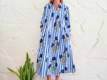 Lade das Bild in den Galerie-Viewer, LA ROCHELLE KLEID - BLAU GESTREIFTES KLEID

