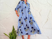 Lade das Bild in den Galerie-Viewer, LA ROCHELLE KLEID - BLAU GESTREIFTES KLEID
