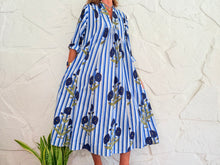 Lade das Bild in den Galerie-Viewer, LA ROCHELLE KLEID - BLAU GESTREIFTES KLEID
