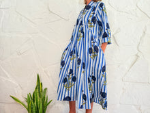 Lade das Bild in den Galerie-Viewer, LA ROCHELLE KLEID - BLAU GESTREIFTES KLEID
