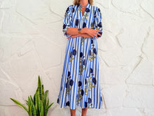 Lade das Bild in den Galerie-Viewer, LA ROCHELLE KLEID - BLAU GESTREIFTES KLEID
