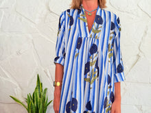Lade das Bild in den Galerie-Viewer, LA ROCHELLE KLEID - BLAU GESTREIFTES KLEID
