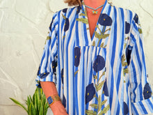 Lade das Bild in den Galerie-Viewer, LA ROCHELLE KLEID - BLAU GESTREIFTES KLEID
