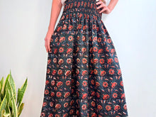 Lade das Bild in den Galerie-Viewer, INDIGO SKIRT - BLUE FLOWERS
