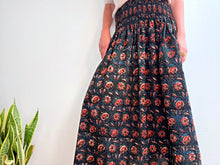Lade das Bild in den Galerie-Viewer, INDIGO SKIRT - BLUE FLOWERS
