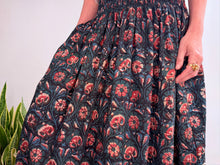 Lade das Bild in den Galerie-Viewer, INDIGO SKIRT - BLUE FLOWERS

