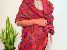Lade das Bild in den Galerie-Viewer, BESTICKTER SEIDENSCHONER 20
