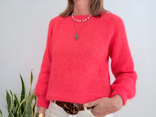 Cargar imagen en el visor de la galería, EVA MOHAIR JUMPER - PINK FLAMINGO
