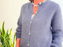 Lade das Bild in den Galerie-Viewer, MOHAIR-CARDIGAN MIT KNOPF - GRAU
