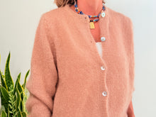 Lade das Bild in den Galerie-Viewer, MOHAIR-CARDIGAN MIT KNOPFVERSCHLUSS – KAMEL
