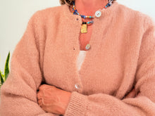 Lade das Bild in den Galerie-Viewer, MOHAIR-CARDIGAN MIT KNOPFVERSCHLUSS – KAMEL
