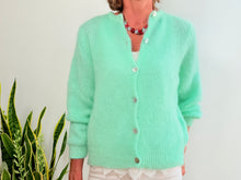 Lade das Bild in den Galerie-Viewer, MOHAIR-CARDIGAN MIT KNOPF - HELLGRÜN
