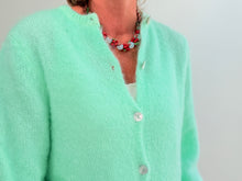 Lade das Bild in den Galerie-Viewer, MOHAIR-CARDIGAN MIT KNOPF - HELLGRÜN
