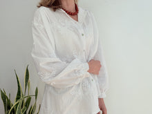 Lade das Bild in den Galerie-Viewer, BOHO-SHIRT MIT STICKEREI 7
