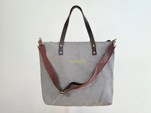 Cargar imagen en el visor de la galería, SHOPPING BAG - GRIS
