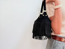 Cargar imagen en el visor de la galería, FRINGE BAG - BLACK
