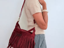 Cargar imagen en el visor de la galería, FRINGE BAG - BURGUNDY
