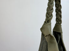 Cargar imagen en el visor de la galería, TRENZA BAG - GREEN

