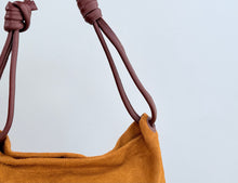 Cargar imagen en el visor de la galería, KNOT BAG - MUSTARD
