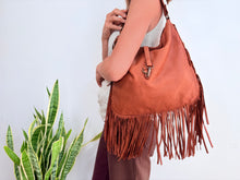 Lade das Bild in den Galerie-Viewer, FRINGE BAG -  CAMEL
