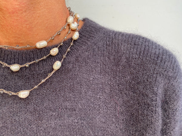 LONG PEARL CROCHET NECKLACE GREY