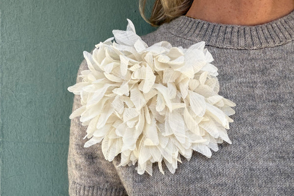 FLORAL BROOCH -  WHITE