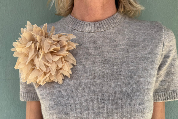 FLORAL BROOCH -  BEIGE