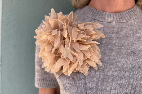FLORAL BROOCH -  BEIGE