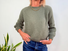 Lade das Bild in den Galerie-Viewer, EVA MOHAIR JUMPER - MILITARY GREEN
