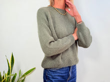 Lade das Bild in den Galerie-Viewer, EVA MOHAIR JUMPER - MILITARY GREEN
