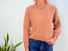 Lade das Bild in den Galerie-Viewer, EVA MOHAIR JUMPER - CAMEL
