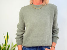 Lade das Bild in den Galerie-Viewer, EVA ALPACA JUMPER - MILITARY GREEN
