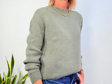 Lade das Bild in den Galerie-Viewer, EVA ALPACA JUMPER - MILITARY GREEN
