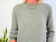 Lade das Bild in den Galerie-Viewer, EVA ALPACA JUMPER - MILITARY GREEN
