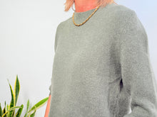 Lade das Bild in den Galerie-Viewer, EVA ALPACA JUMPER - MILITARY GREEN
