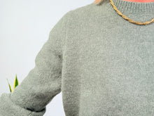 Lade das Bild in den Galerie-Viewer, EVA ALPACA JUMPER - MILITARY GREEN
