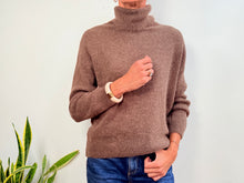 Lade das Bild in den Galerie-Viewer, JERSEY GRETA  CUELLO VUELTO - BROWN
