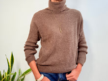 Lade das Bild in den Galerie-Viewer, JERSEY GRETA  CUELLO VUELTO - BROWN
