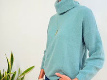 Lade das Bild in den Galerie-Viewer, JERSEY GRETA  CUELLO VUELTO - TURQUOISE
