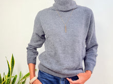 Lade das Bild in den Galerie-Viewer, JERSEY GRETA  CUELLO VUELTO - GREY
