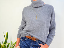 Lade das Bild in den Galerie-Viewer, JERSEY GRETA  CUELLO VUELTO - GREY
