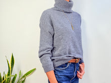 Lade das Bild in den Galerie-Viewer, JERSEY GRETA  CUELLO VUELTO - GREY
