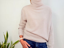 Lade das Bild in den Galerie-Viewer, JERSEY GRETA CUELLO VUELTO - CREMA
