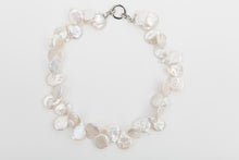 Cargar imagen en el visor de la galería, FLAT PEARL NECKLACE
