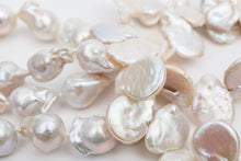 Cargar imagen en el visor de la galería, FLAT PEARL NECKLACE
