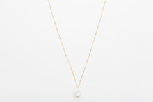 Cargar imagen en el visor de la galería, LONG CHAIN PEARL NECKLACE
