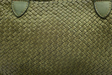 Cargar imagen en el visor de la galería, BRAIDED LEATHER BAG GREEN
