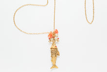 Charger l'image dans la galerie, GOLD FISH PENDANT - CORAL
