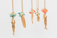 Charger l'image dans la galerie, GOLD FISH PENDANT - CORAL

